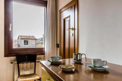 Venice Apartments - image 10