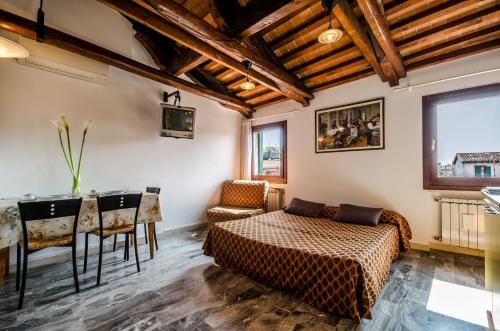 Venice Apartments - image 5