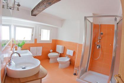 Appartamento Calle dei Preti at yourhomefromhomeinvenice - image 25