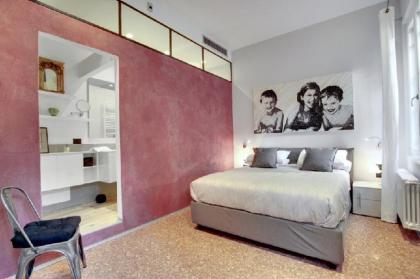 STUNNING MODERN APARTMENT IN THE HEART OF VENICE - image 7