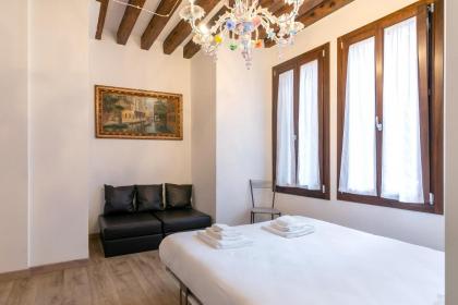 Rialto Suite 707 - image 26