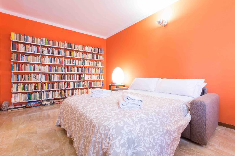 ART PAINTING spacious canal view apartment AC WiFi - image 3