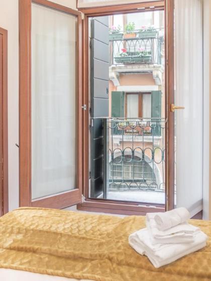 San Polo Canal View Apartments by Wonderful Italy - image 21