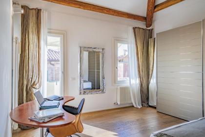 Colleoni Apartment with 2 Superb Terraces - image 30