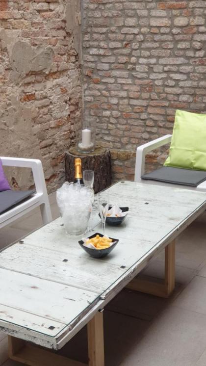 Venice Apartment with Private Courtyard - image 30