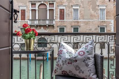 Italian Experience-Riva degli Schiavoni Boutique Apartment - image 25
