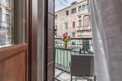 Italian Experience-Riva degli Schiavoni Boutique Apartment - image 29