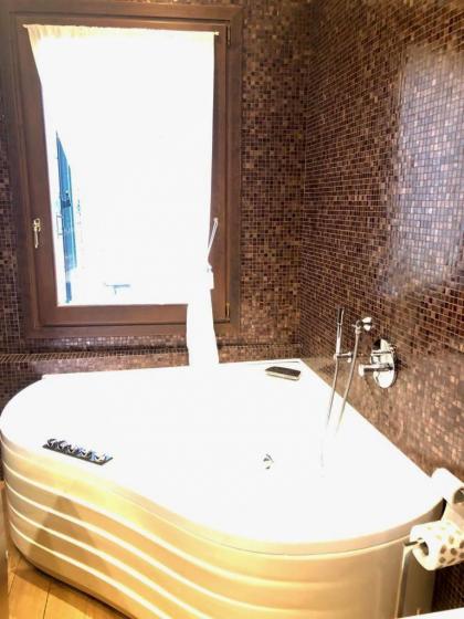 Canal view Tiziano apartment - image 21
