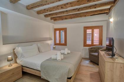 Ecco Suites Apartments - image 28