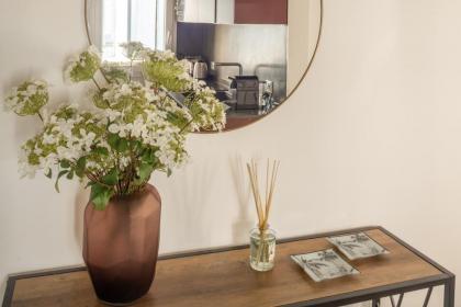 Sant'Aponal Cozy Apartment with Balcony R&R - image 22