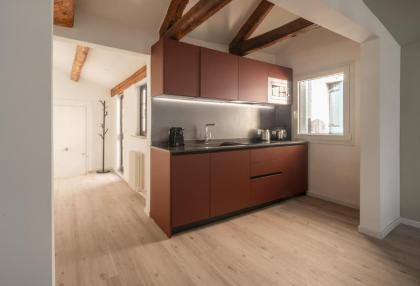 Sant'Aponal Cozy Apartment with Balcony R&R - image 29