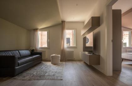 Sant'Aponal Cozy Apartment with Balcony R&R - image 30